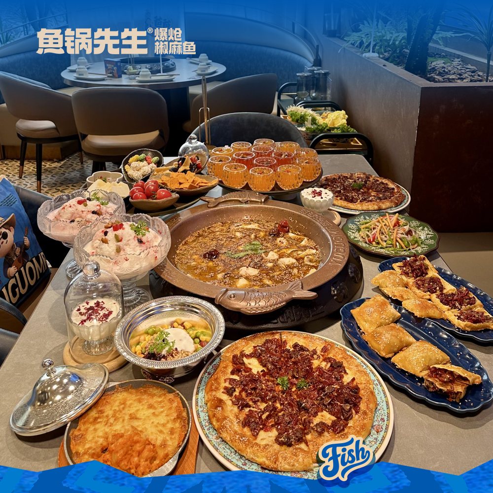 鱼锅先生多人围桌聚餐与鱼锅菜品